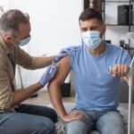 تصویر تزریقات در منزل: تزریق دارو توسط پرستار متخصص در منزل