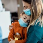 کودکی با علائم بیماریهای شایع دوران کودکی، شامل تب، سرفه و آبریزش بینی