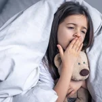 کودک در حال بیدار شدن از خواب – بررسی اختلال خواب و خستگی روزانه
