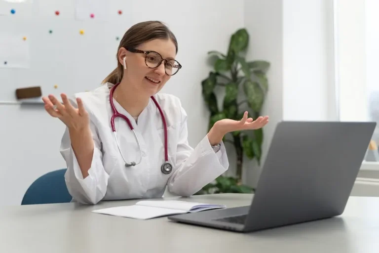 پزشک آنلاین چیست و چه خدماتی ارائه می‌دهد؟